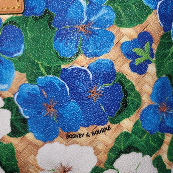 Dooney and Bourke large flower tote. - Picture 3 of 7